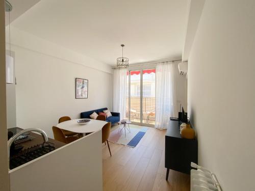 Two-Bedroom Apartment room in Mediterranee - un trois pièces à deux pas de la plage
