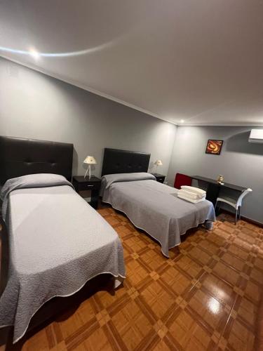 2 twin beds