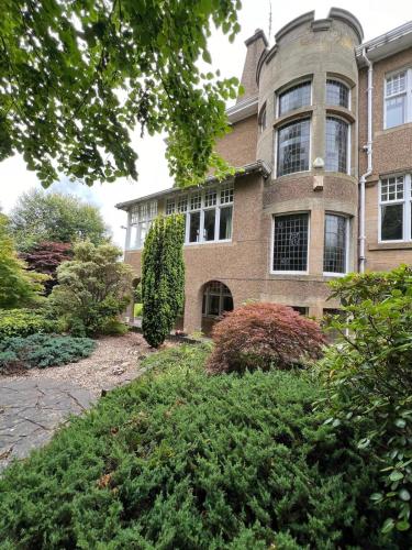 Home away from home in Glasgow - Free Street Parking near Burrell Collection