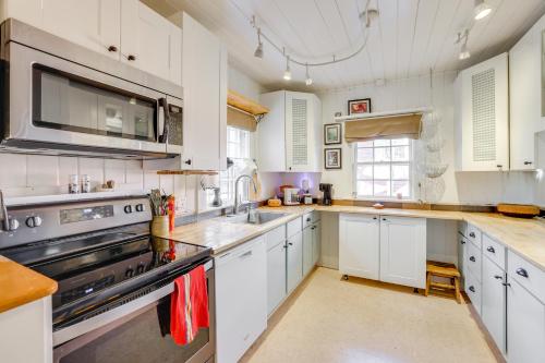 Unwind Fireside and Walk to Dtwn! Tyron Retreat in 特賴恩 (NC)