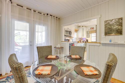 Unwind Fireside and Walk to Dtwn! Tyron Retreat in 特賴恩 (NC)