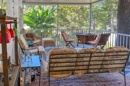 Unwind Fireside and Walk to Dtwn! Tyron Retreat in 特賴恩 (NC)