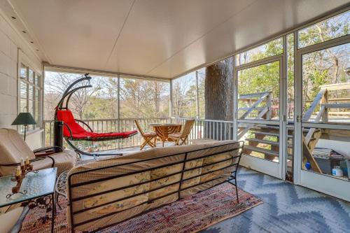 Unwind Fireside and Walk to Dtwn! Tyron Retreat in 特賴恩 (NC)