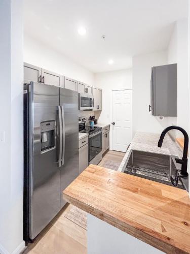 Modern & Comfy - Close to Shopping, Christmas Village, Outlets & Beaches- Easy GF access thumb 3