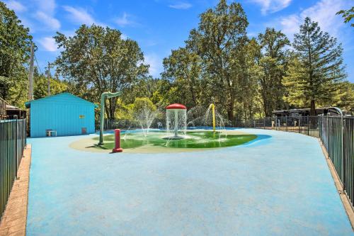 ملعب للأطفال, Mendocino Redwoods RV Resort in Willits