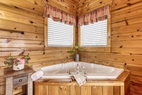 The Majestic View, Hot Tub, Mtn Views, WIFI, 1089 FREE tickets each paid day, Dollywood and More in Oldham (TN)