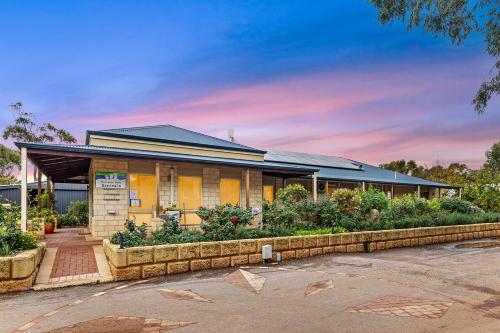 Exterior view, Northam Holiday Park in Northam