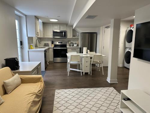 ห้องครัว, Cozy Home away in Ajax 2 BR 1 bath 4 guests in อแจค