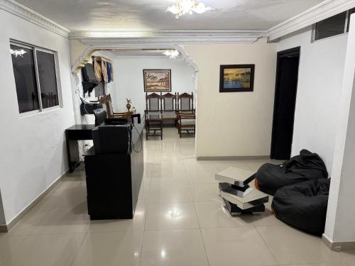 Casa muy amplia con excelente ubicación familiar