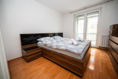 Spacious & Modern Apartment in the City Centre - image 4
