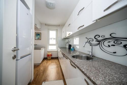 Spacious & Modern Apartment in the City Centre - image 3