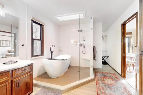 Tranquil Trails -Quiet Area - Pet Friendly - By I-40