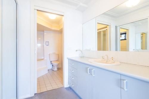 Florentine, 7 11 Columbia Close - wifi, air conditioned unit with fantastic views of Little Beach