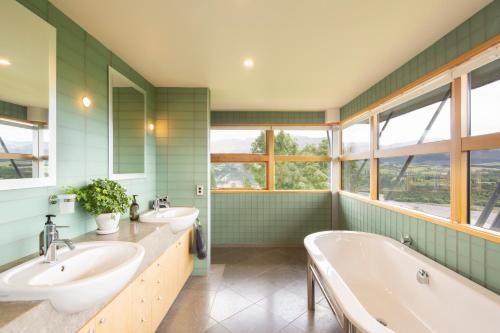 Kāinga Rua by Sotheby's Luxury Rental Homes - image 11
