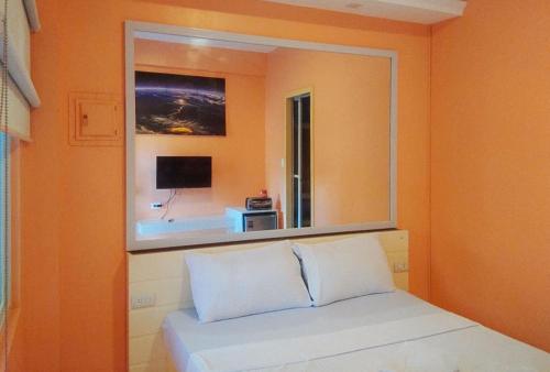 RedDoorz @ Southern Suites Guimaras in Guimaras sala