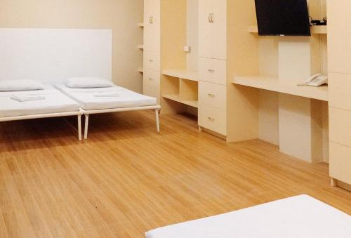 4 twin beds