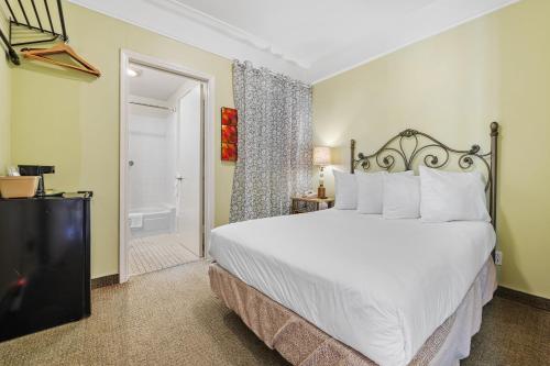 Petite Double Room image 3