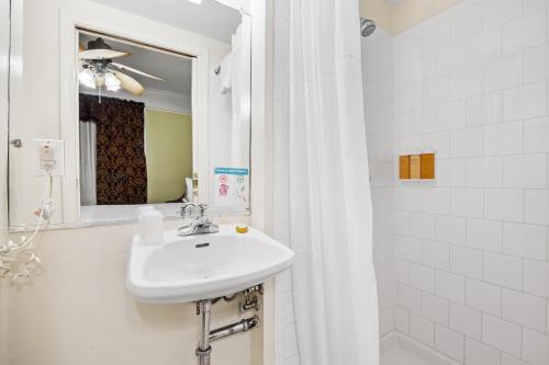 Queen Room image 3