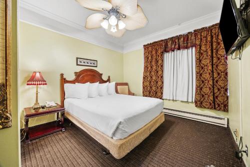Queen Room image 2
