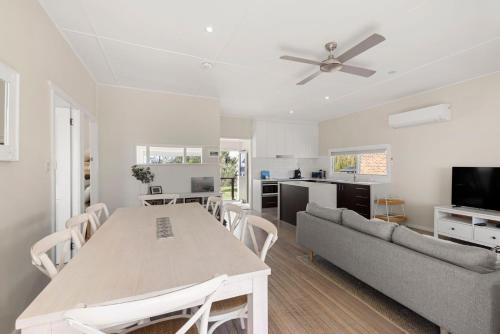 Beachhouse Currarong - Pet Friendly Beachfront in Currarong
