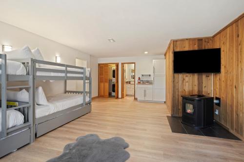 Pine Knoll - image 8