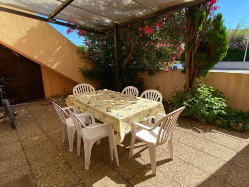 Spacieux T3, 6 Pers. avec Terrasse et Parking entre Plage et Port - FR-1-798-16