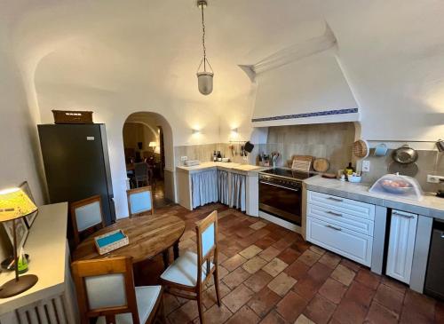 Elegant Town house-sleeps 14 in Saint-Hippolyte-du-Fort