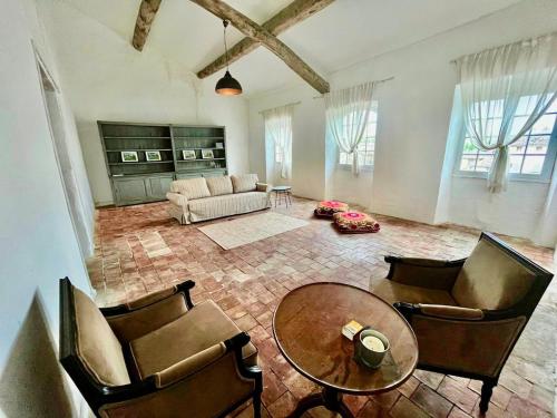 Elegant Town house-sleeps 14 in Saint-Hippolyte-du-Fort