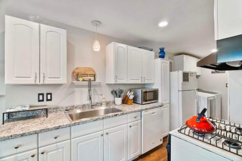 Spacious Retreat with Hot Tub Patio & King Bed - image 6