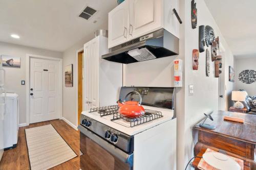 Spacious Retreat with Hot Tub Patio & King Bed - image 7