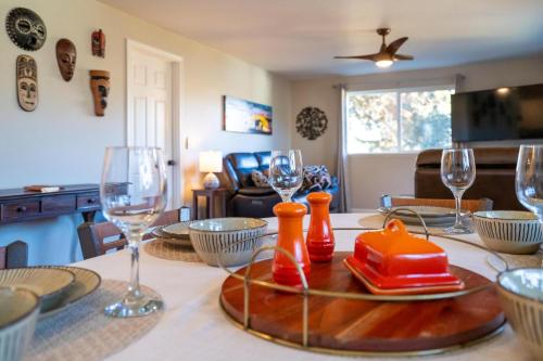 Spacious Retreat with Hot Tub Patio & King Bed - image 10