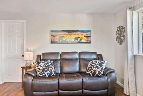 Spacious Retreat with Hot Tub Patio & King Bed - image 4