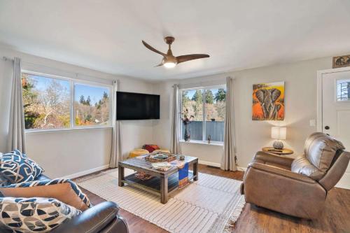 Spacious Retreat with Hot Tub Patio & King Bed - image 11