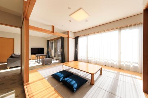 2 double beds, 2 twin beds, 3 futon beds