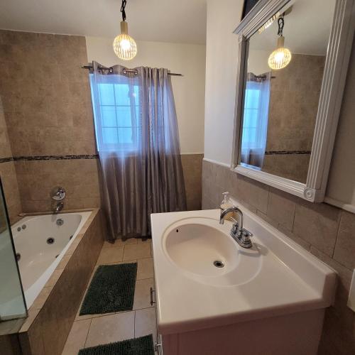 3 bedroom 2 bath home with Jacuzzi near Beverly Hills, wi-fi, Jacuzzi, Roku, BBQ, giant games family fun, Los Angeles (fotografie 8)