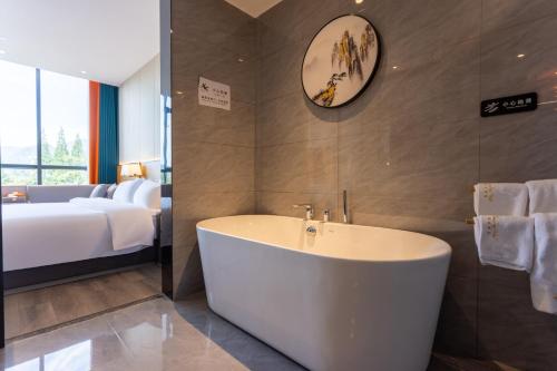 Dujiangyan Yuandong Yaju Hotel