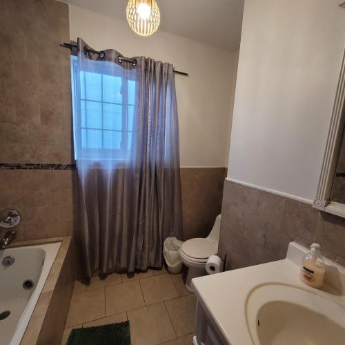 3 bedroom 2 bath home with Jacuzzi near Beverly Hills, wi-fi, Jacuzzi, Roku, BBQ, giant games family fun, Los Angeles (fotografie 9)