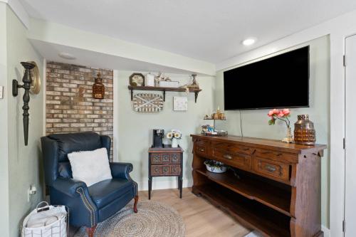 Master Suite Relaxing Retreat Pool, Spa, Art Studio, Breakfast