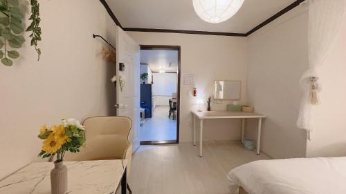 House9 , room3, queen bed4 ,elevator O , hills X, stairs X , 4min from subway and bus station,exclusive space, Seoul (photo 10)