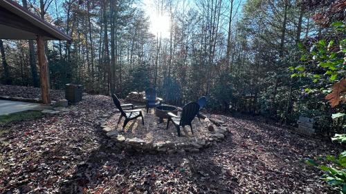 Twinn Peaks Mountain Cabin-Modern-Updated-Rafting on Ocoee River-Hiking-Waterfalls-WiFi-Pets OK in Murphy, USA