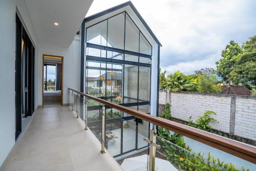 White Nights - 3BR Villa with Rooftop near Canggu