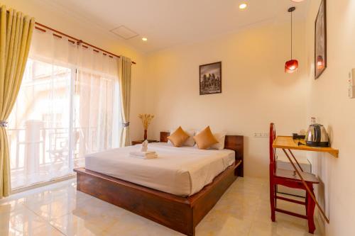 Standard King Room image 4