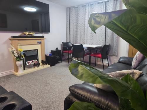 A cosy room with a king-sized bed & Netflix TV, Birmingham (zdjęcie 9)