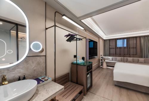 Deluxe Double Room image 3