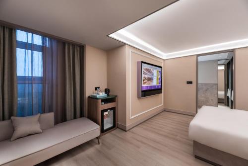 Deluxe King Room - City View image 3