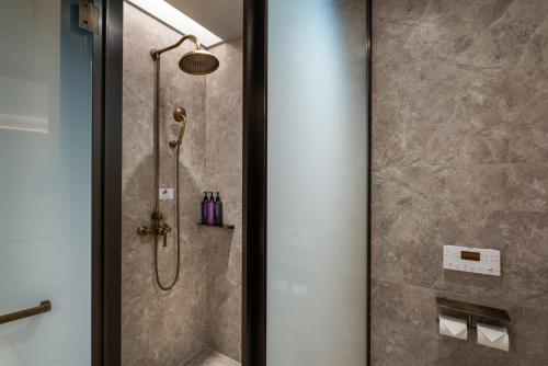 Deluxe King Room - City View image 1