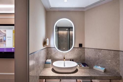 Deluxe King Room - City View image 2