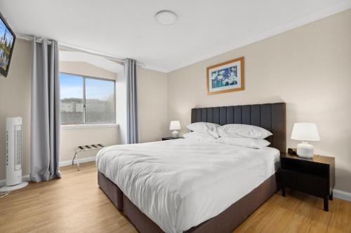 Stylish 2-Bed Camperdown Apartment with Balcony - image 8