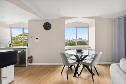 Stylish 2-Bed Camperdown Apartment with Balcony - image 7