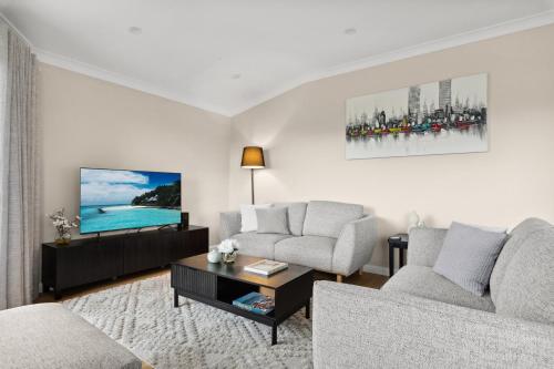 Stylish 2-Bed Camperdown Apartment with Balcony - image 12